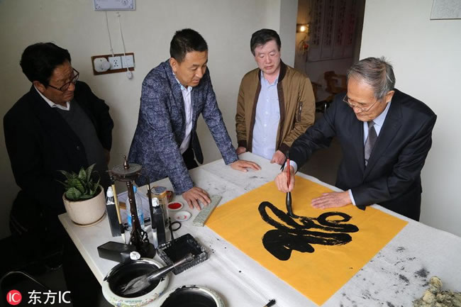 最牛大爷77岁独创“象形文”“龍篆书法” 一副幅作品5.8万