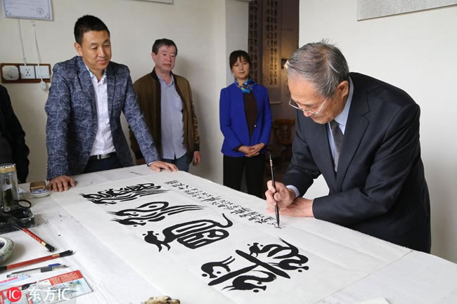 最牛大爷77岁独创“象形文”“龍篆书法” 一副幅作品5.8万